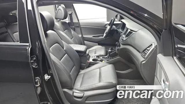 HYUNDAI TUCSON 2018 — 135 453 км, чёрный, Корея — под ключ — фото 10