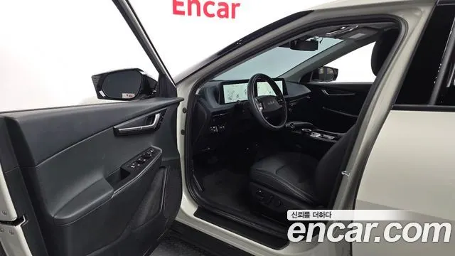 KIA EV6 2023 — 21 115 км, белый-перламутр, Корея — под ключ — фото 10