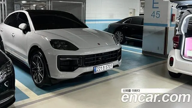 PORSCHE CAYENNE 2025 — 5 300 км, серебристо-серый, Корея — под ключ — фото 1