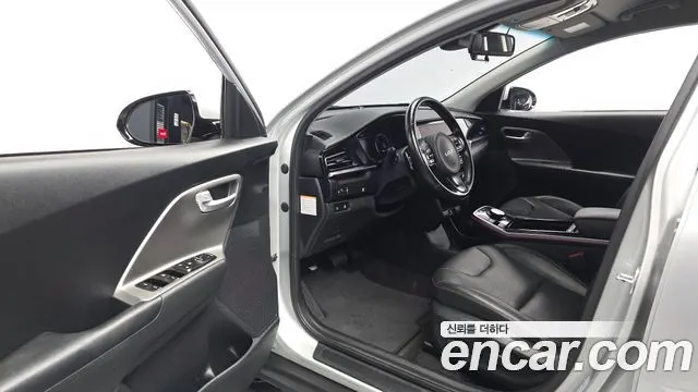 KIA NIRO PLUS 2023 — 57 287 км, серебристый, Корея — под ключ — фото 10