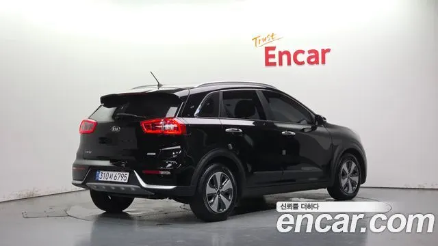 KIA NIRO 2018 — 137 235 км, чёрный, Корея — под ключ — фото 2