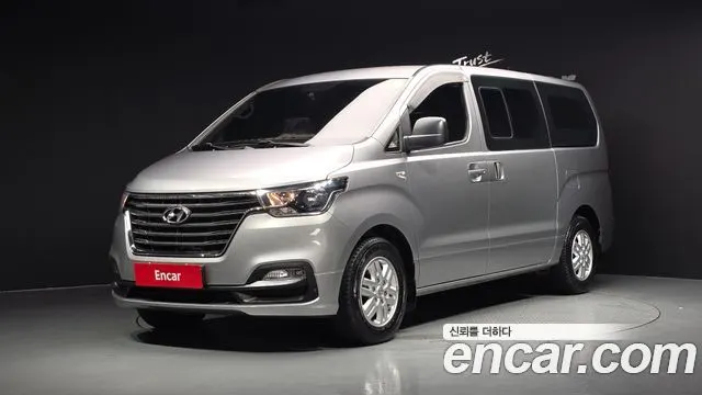 HYUNDAI GRAND STAREX 2019 — 17 672 км, серебристый, Корея — под ключ — фото 1