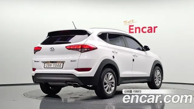 HYUNDAI TUCSON 2016 — 68 534 км, белый, Корея — под ключ — фото 1