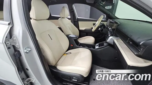 HYUNDAI KONA 2023 — 42 373 км, серебристо-серый, Корея — под ключ — фото 11