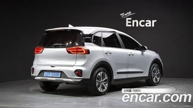 KIA NIRO PLUS 2023 — 28 907 км, серебристый, Корея — под ключ — фото 1