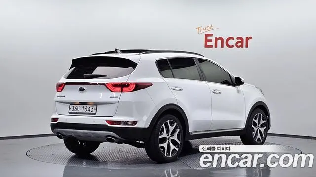 KIA SPORTAGE 2018 — 112 057 км, белый, Корея — под ключ — фото 2