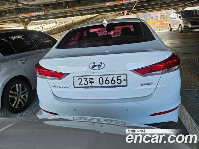 HYUNDAI AVANTE 2016 — 236 800 км, белый, Корея — под ключ — фото 4