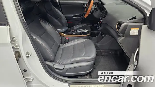 HYUNDAI IONIQ ELECTRIC 2017 — 125 082 км, белый, Корея — под ключ — фото 11