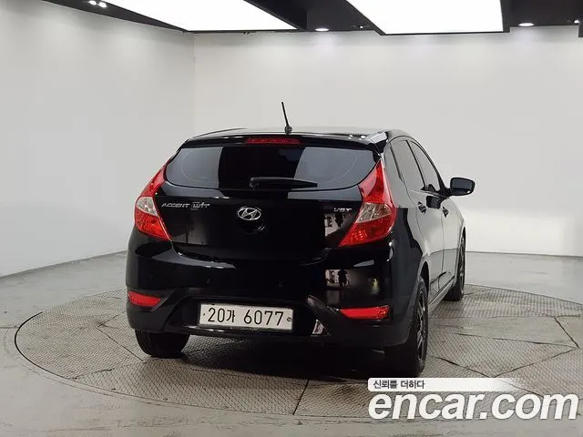 HYUNDAI ACCENT 2015 — 122 000 км, чёрный, Корея — под ключ — фото 3