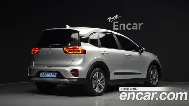 KIA NIRO PLUS 2023 — 65 023 км, серебристый, Корея — под ключ — фото 2