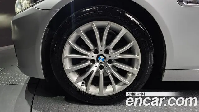 BMW 5 SERIES 2014 — 166 986 км, серебристо-серый, Корея — под ключ — фото 5