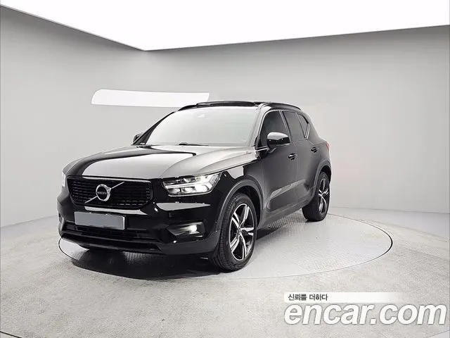 VOLVO XC40 2019 — 88 744 км, чёрный, Корея — под ключ — фото 1