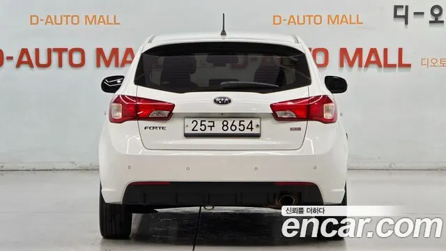 KIA FORTE HATCHBACK 2011 — 159 979 км, белый, Корея — под ключ — фото 2