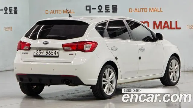 KIA FORTE HATCHBACK 2011 — 159 979 км, белый, Корея — под ключ — фото 4