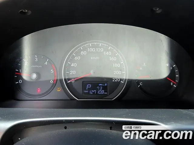 HYUNDAI GRAND STAREX 2017 — 127 099 км, серебристо-серый, Корея — под ключ — фото 9