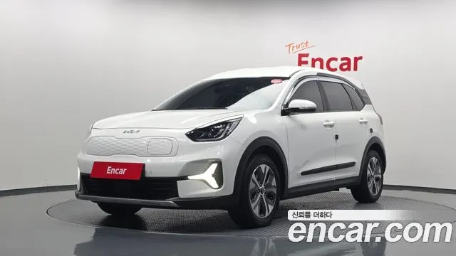 KIA NIRO PLUS 2023 — 67 863 км, белый, Корея — под ключ — фото 1