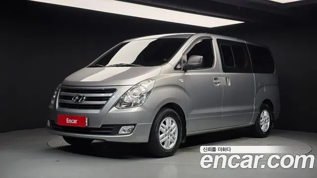 HYUNDAI GRAND STAREX 2017 — 175 186 км, серебристый, Корея — под ключ — фото 1