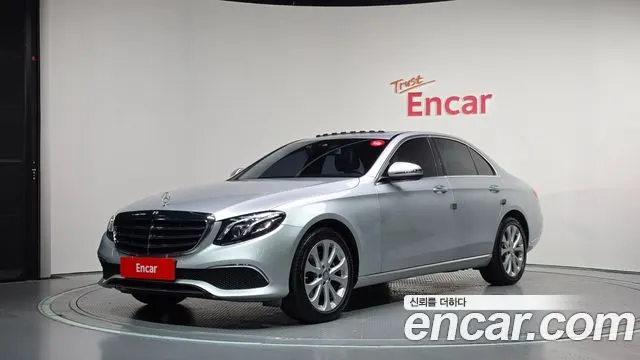MERCEDES-BENZ E-CLASS W213 2017 — 51 973 км, серебристый, Корея — под ключ — фото 1