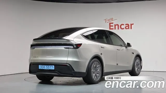 TESLA MODEL Y 2026 — 3 117 км, серебристо-серый, Корея — под ключ — фото 1
