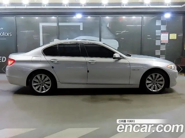 BMW 5 SERIES 2013 — 173 068 км, серебристо-серый, Корея — под ключ — фото 3