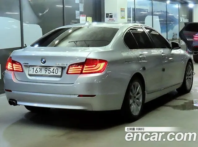 BMW 5 SERIES 2013 — 173 068 км, серебристо-серый, Корея — под ключ — фото 4