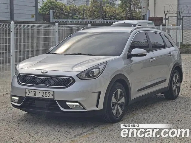 KIA NIRO 2018 — 186 354 км, серебристый, Корея — под ключ — фото 1