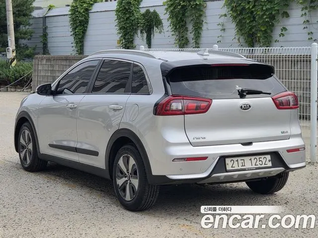KIA NIRO 2018 — 186 354 км, серебристый, Корея — под ключ — фото 3