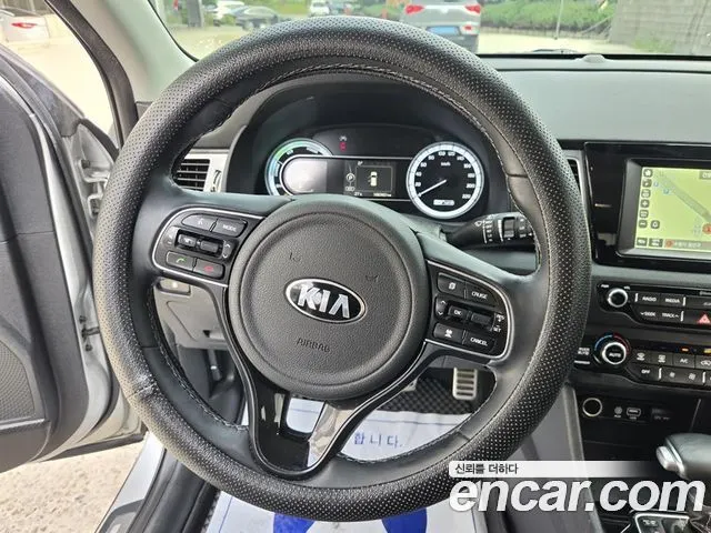 KIA NIRO 2018 — 186 354 км, серебристый, Корея — под ключ — фото 8
