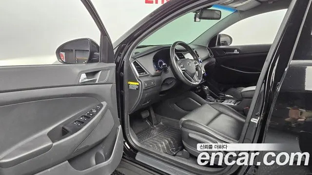 HYUNDAI TUCSON 2016 — 65 608 км, чёрный, Корея — под ключ — фото 10