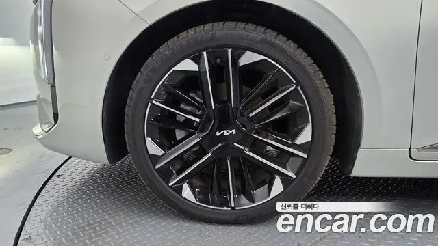 KIA K8 HYBRID 2025 — 24 564 км, серебристо-серый, Корея — под ключ — фото 5