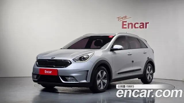 KIA NIRO 2018 — 191 789 км, серебристый, Корея — под ключ — фото 1