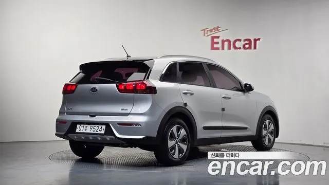 KIA NIRO 2018 — 191 789 км, серебристый, Корея — под ключ — фото 2