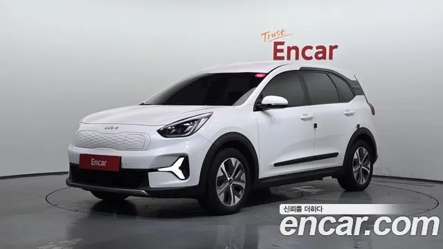 KIA NIRO PLUS 2023 — 152 631 км, белый, Корея — под ключ — фото 1
