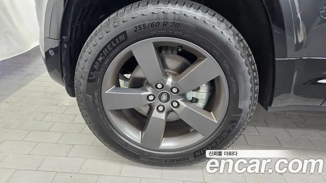 LAND ROVER DEFENDER 2025 — 8 024 км, серый, Корея — под ключ — фото 5