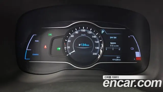 HYUNDAI KONA ELECTRIC 2019 — 171 225 км, красный, Корея — под ключ — фото 8