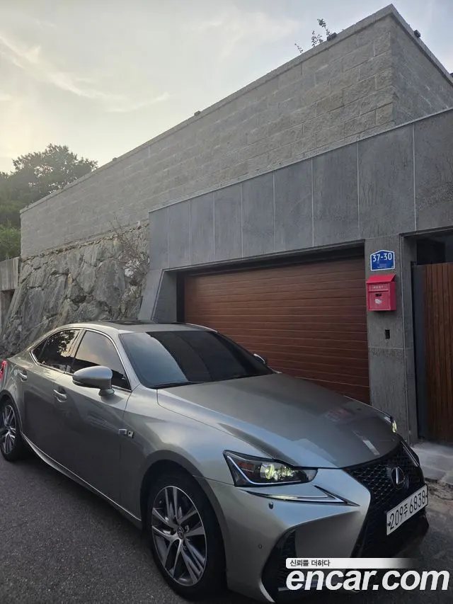 LEXUS IS200T 2017 — 125 000 км, светло-золотистый, Корея — под ключ — фото 1