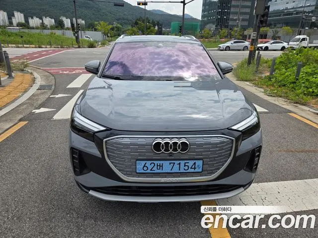 AUDI Q4 E-TRON 2025 — 10 000 км, серебристо-серый, Корея — под ключ — фото 3