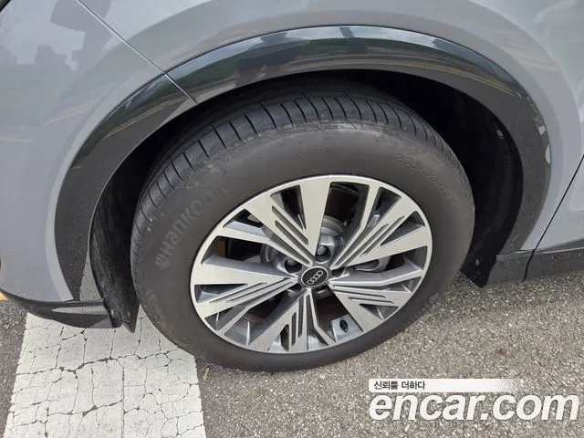 AUDI Q4 E-TRON 2025 — 10 000 км, серебристо-серый, Корея — под ключ — фото 7