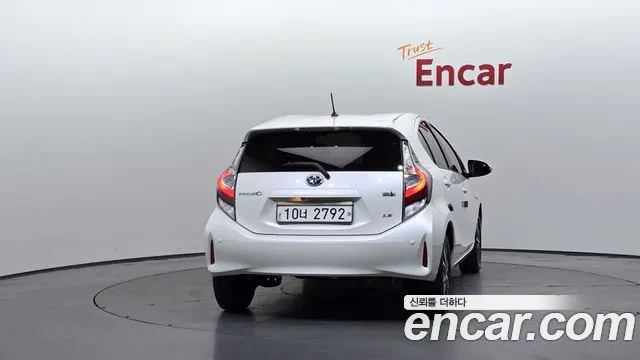 TOYOTA PRIUS C 2019 — 86 830 км, белый, Корея — под ключ — фото 4