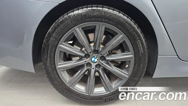 BMW 5 SERIES 2017 — 86 414 км, серебристо-серый, Корея — под ключ — фото 5