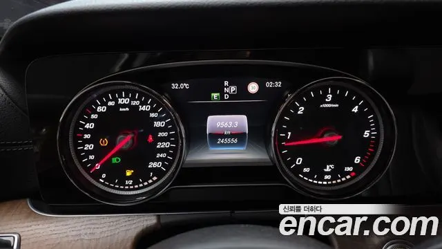 MERCEDES-BENZ E-CLASS W213 2017 — 245 556 км, чёрный, Корея — под ключ — фото 8