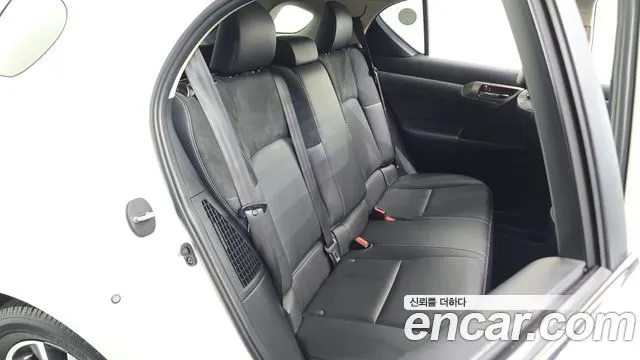 LEXUS CT200H 2018 — 60 722 км, белый, Корея — под ключ — фото 12