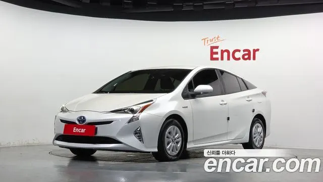 TOYOTA PRIUS 2017 — 50 505 км, белый, Корея — под ключ — фото 1