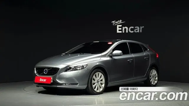 VOLVO V40 2016