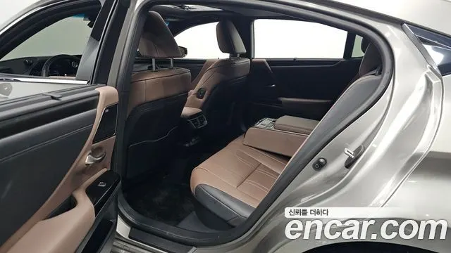 LEXUS ES300H 2024 — 23 342 км, серебристо-серый, Корея — под ключ — фото 12