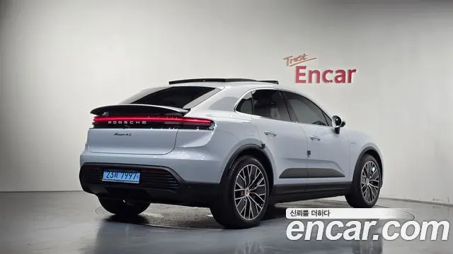 PORSCHE MACAN 2025 — 5 493 км, серебристо-серый, Корея — под ключ — фото 1