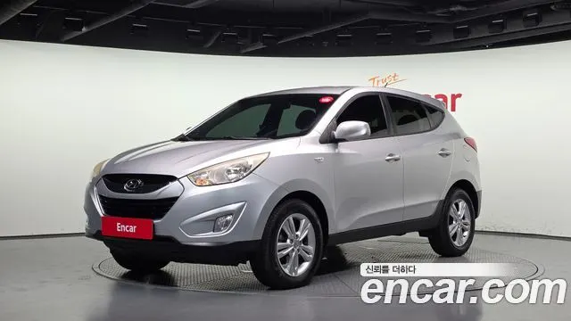 HYUNDAI TUCSON 2010 — 167 170 км, серебристый, Корея — под ключ — фото 1