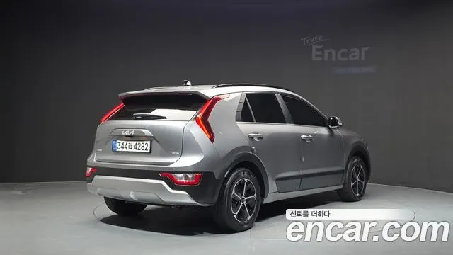 KIA NIRO 2024 — 62 755 км, серебристо-серый, Корея — под ключ — фото 2