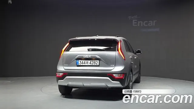 KIA NIRO 2024 — 62 755 км, серебристо-серый, Корея — под ключ — фото 4