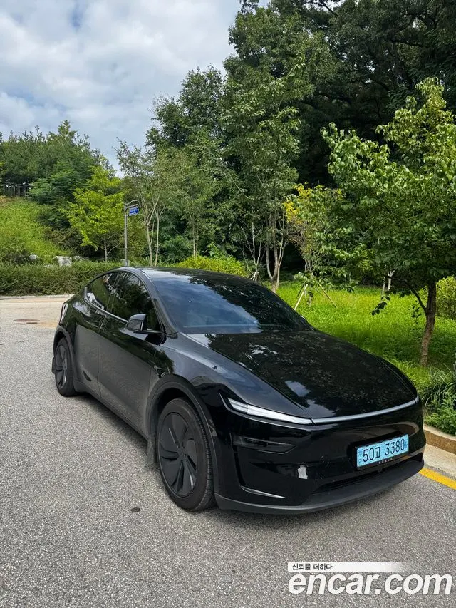TESLA MODEL Y 2025 — 10 500 км, чёрный, Корея — под ключ — фото 1